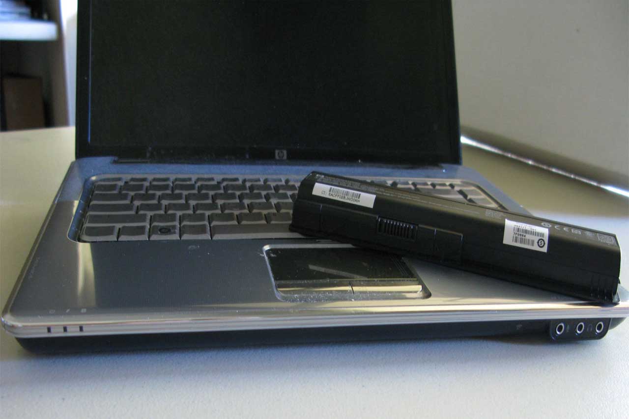Does the battery affect laptop performance?