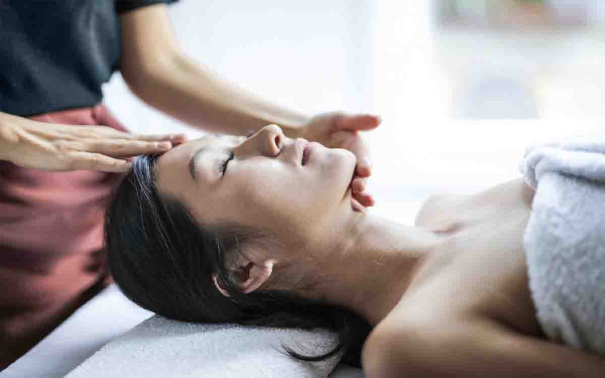Korean Facial Massage: Lie to Nature and Stay Young!