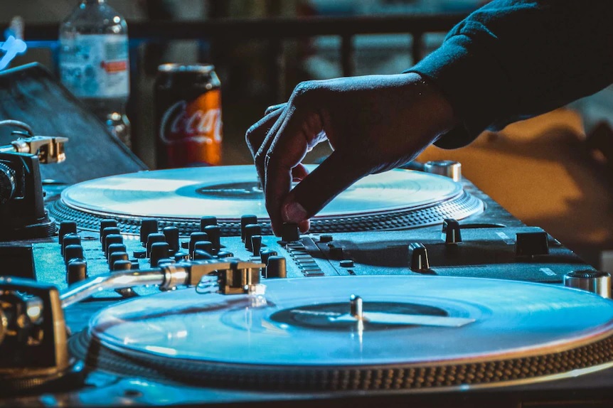 5 Steps to Become a DJ: A Guide For Beginners